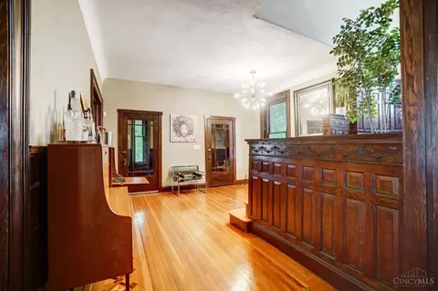Entry Way - 328 Mcgregor Ave, Cincinnati, OH 45219 photo 6 of 15