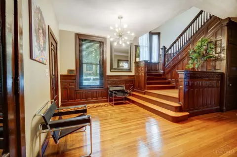 Entry Way - 328 Mcgregor Ave, Cincinnati, OH 45219 photo 4 of 15