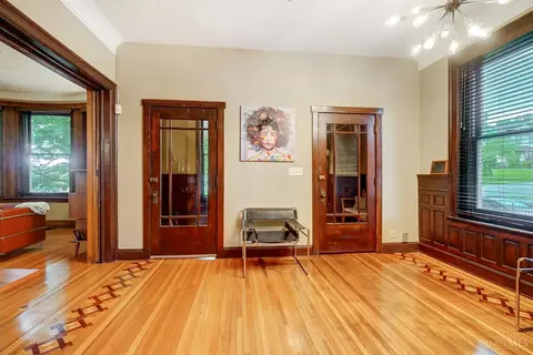 Entry Way - 328 Mcgregor Ave, Cincinnati, OH 45219 photo 5 of 15