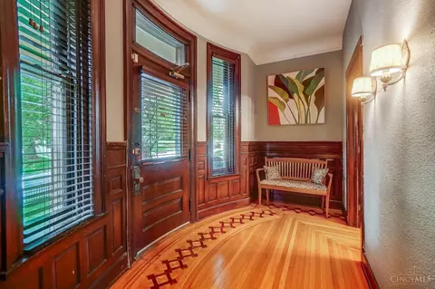 Entry Way - 328 Mcgregor Ave, Cincinnati, OH 45219 photo 2 of 15