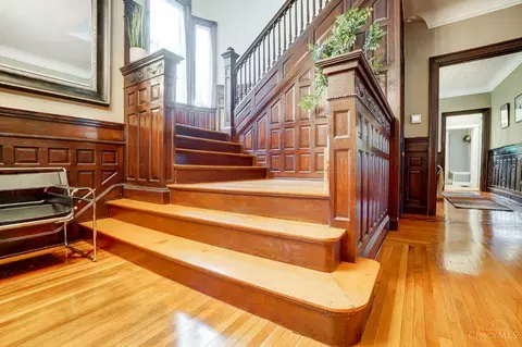 Entry Way - 328 Mcgregor Ave, Cincinnati, OH 45219 photo 9 of 15