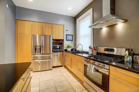 Kitchen - 328 Mcgregor Ave, Cincinnati, OH 45219 photo 4 of 8