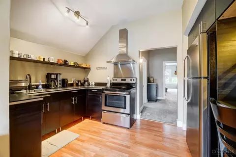 Kitchen - 328 Mcgregor Ave, Cincinnati, OH 45219 photo 6 of 8