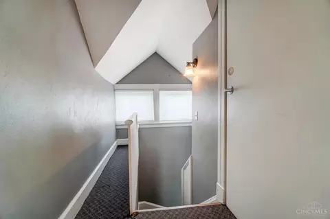 Entry Way - 328 Mcgregor Ave, Cincinnati, OH 45219 photo 11 of 15