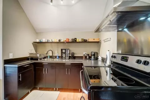 Kitchen - 328 Mcgregor Ave, Cincinnati, OH 45219 photo 7 of 8