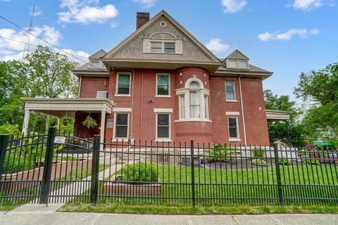 Exterior - 328 Mcgregor Ave, Cincinnati, OH 45219 photo 3 of 13