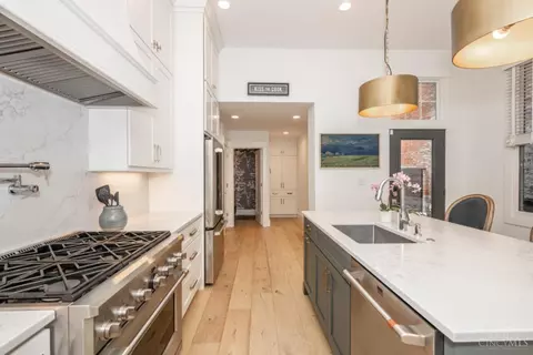 Kitchen - 1410 Elm St, Cincinnati, OH 45202 photo 7 of 8