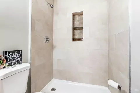 Bath - 1628 Quebec Rd, Cincinnati, OH 45205 photo 3 of 6