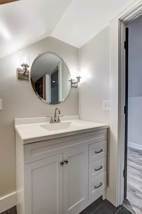 Bath - 1628 Quebec Rd, Cincinnati, OH 45205 photo 5 of 6