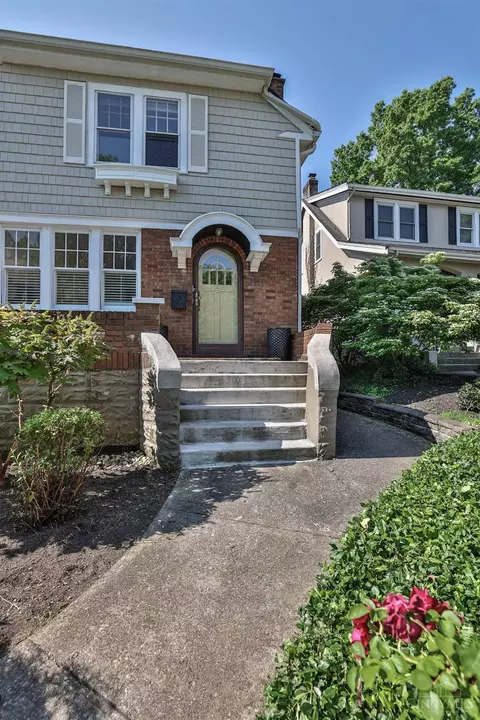16 Arcadia Pl, Cincinnati, OH 45208 photo 3