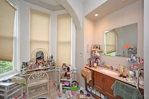Bath - 773 Summit Ave, Cincinnati, OH 45204 photo 3 of 4