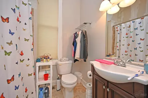 Bath - 773 Summit Ave, Cincinnati, OH 45204 photo 2 of 4