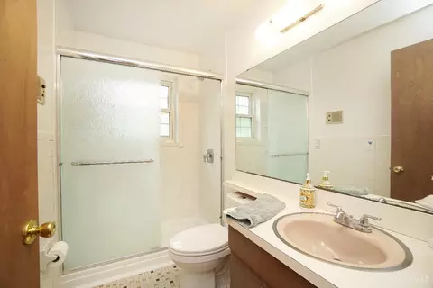Bath - 687 Allencrest Ct, Cincinnati, OH 45231 photo 2 of 2