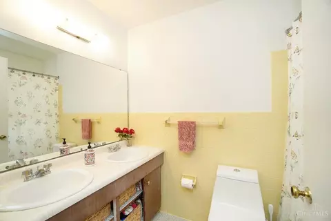 Bath - 687 Allencrest Ct, Cincinnati, OH 45231 photo 1 of 2