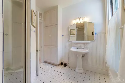 Bath - 227 Elm Ave, Wyoming, OH 45215 photo 7 of 7