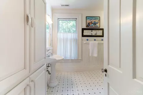 Bath - 227 Elm Ave, Wyoming, OH 45215 photo 6 of 7