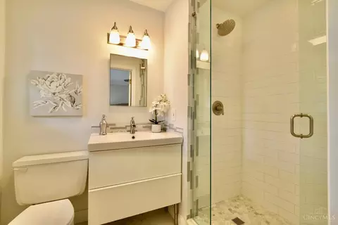 Bath - 3760 Broadview Dr, Cincinnati, OH 45208 photo 1 of 5