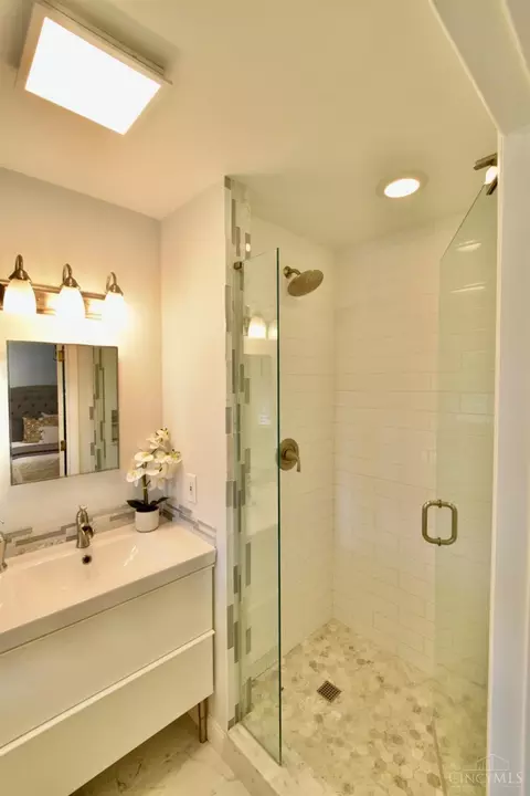 Bath - 3760 Broadview Dr, Cincinnati, OH 45208 photo 2 of 5