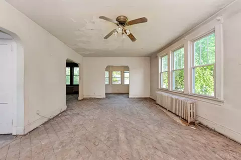Living - 4005 Oak St, Silverton, OH 45236 photo 2 of 3