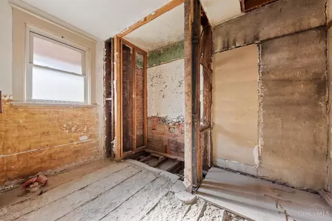 Bath - 4005 Oak St, Silverton, OH 45236 photo 1 of 1
