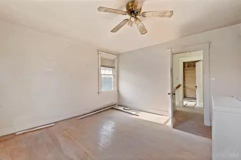 Bedroom - 4005 Oak St, Silverton, OH 45236 photo 2 of 8