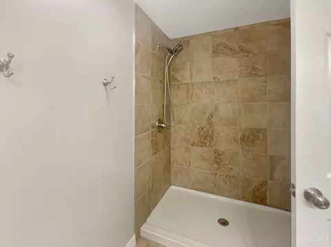Bath - 105 Lellan Ave, Harrison, OH 45030 photo 3 of 3