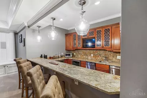 Kitchen - 1034 Observatory Pt, Hamilton Township, OH 45039 photo 10 of 11