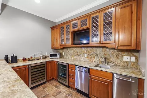 Kitchen - 1034 Observatory Pt, Hamilton Township, OH 45039 photo 11 of 11