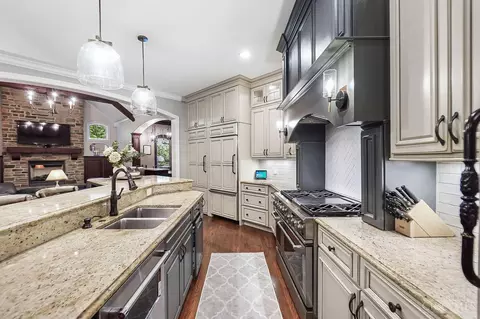 Kitchen - 1034 Observatory Pt, Hamilton Township, OH 45039 photo 2 of 11