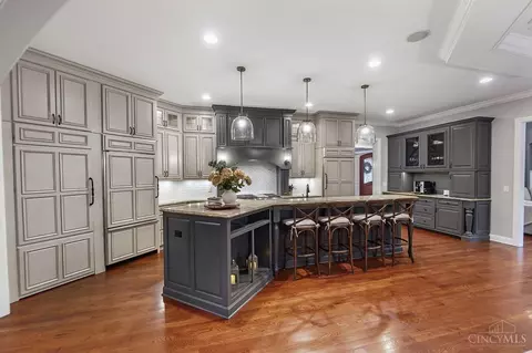 Kitchen - 1034 Observatory Pt, Hamilton Township, OH 45039 photo 6 of 11