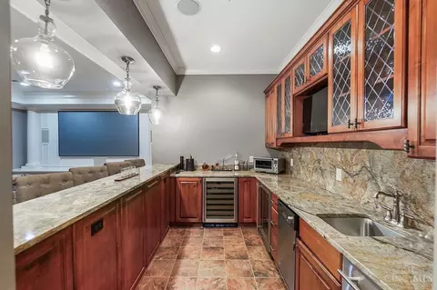 Kitchen - 1034 Observatory Pt, Hamilton Township, OH 45039 photo 9 of 11
