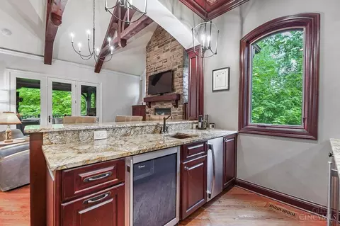 Kitchen - 1034 Observatory Pt, Hamilton Township, OH 45039 photo 8 of 11
