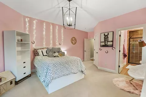 Bedroom - 1034 Observatory Pt, Hamilton Township, OH 45039 photo 5 of 11