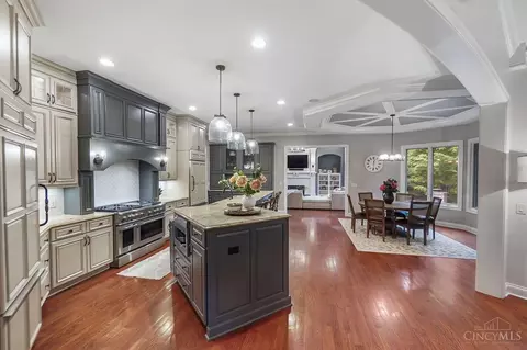 Kitchen - 1034 Observatory Pt, Hamilton Township, OH 45039 photo 7 of 11