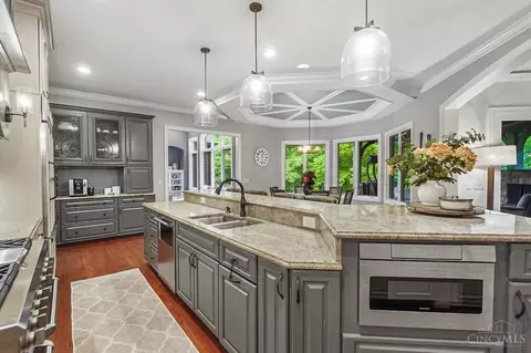 Kitchen - 1034 Observatory Pt, Hamilton Township, OH 45039 photo 4 of 11