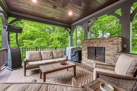 Exterior - 1034 Observatory Pt, Hamilton Township, OH 45039 photo 3 of 11