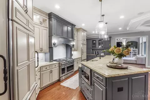 Kitchen - 1034 Observatory Pt, Hamilton Township, OH 45039 photo 3 of 11