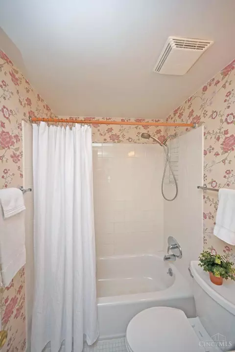 Bath - 1248 Linneman Rd, Cincinnati, OH 45238 photo 3 of 4