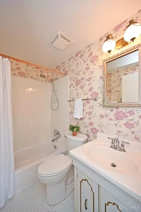 Bath - 1248 Linneman Rd, Cincinnati, OH 45238 photo 2 of 4
