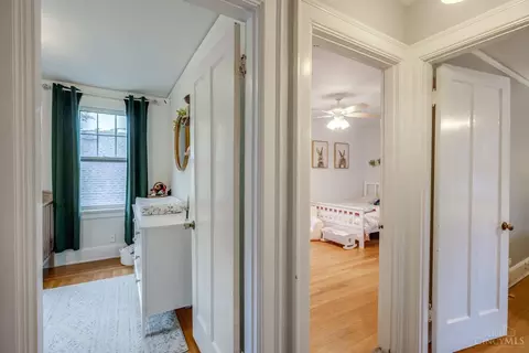 Entry Way - 3415 Oakview Pl, Cincinnati, OH 45209 photo 2 of 2
