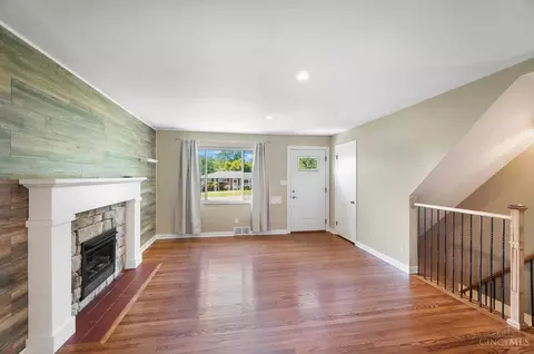 Living - 3132 Timberview Dr, Cincinnati, OH 45211 photo 3 of 8