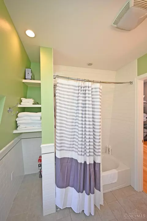 Bath - 932 Morris St, Cincinnati, OH 45206 photo 7 of 9