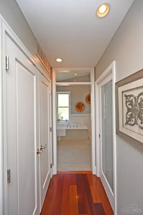 Entry Way - 932 Morris St, Cincinnati, OH 45206 photo 4 of 4