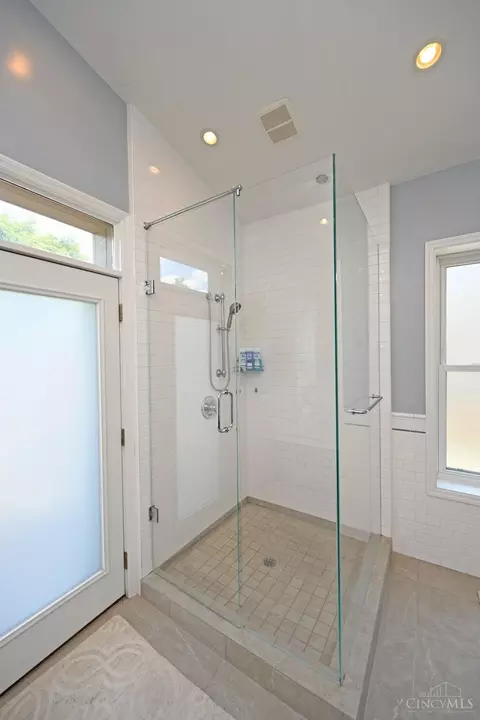 Bath - 932 Morris St, Cincinnati, OH 45206 photo 3 of 9