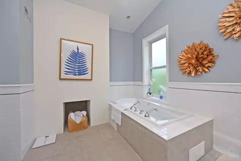 Bath - 932 Morris St, Cincinnati, OH 45206 photo 5 of 9