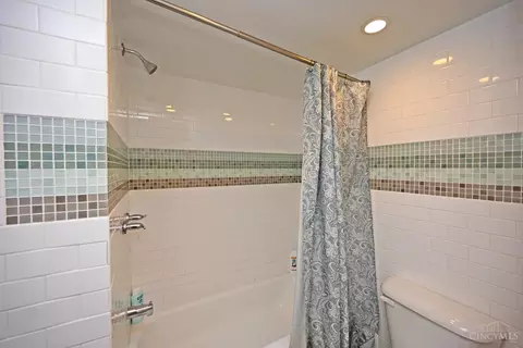 Bath - 932 Morris St, Cincinnati, OH 45206 photo 9 of 9
