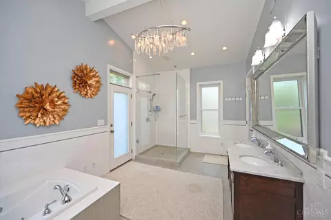 Bath - 932 Morris St, Cincinnati, OH 45206 photo 2 of 9