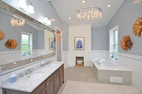Bath - 932 Morris St, Cincinnati, OH 45206 photo 4 of 9