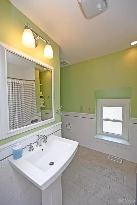 Bath - 932 Morris St, Cincinnati, OH 45206 photo 6 of 9