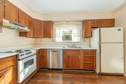 Kitchen - 1677 Hilltree Dr, Cincinnati, OH 45255 photo 4 of 5
